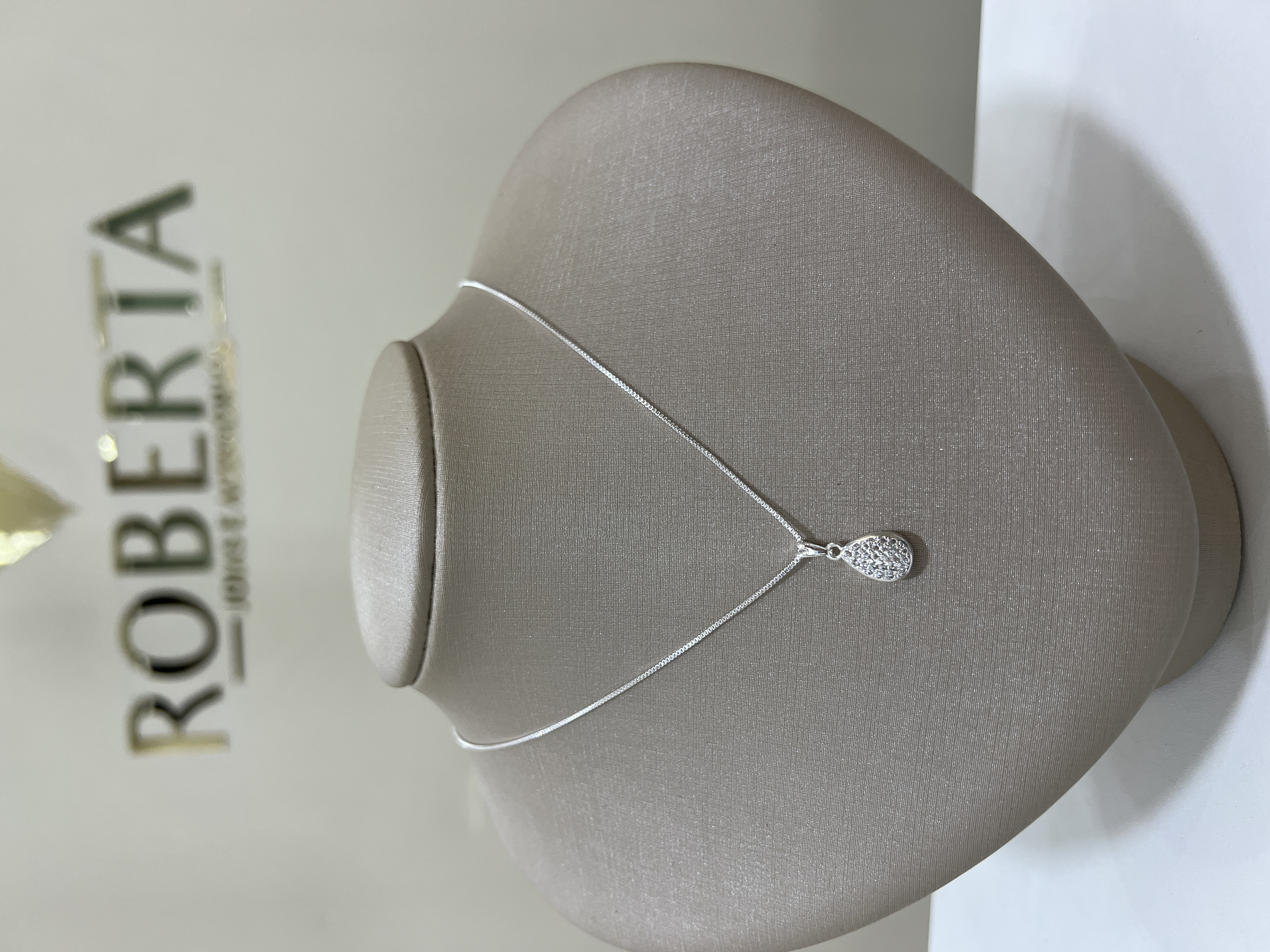 Colar gota folheada
